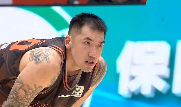 半岛体育入口-高诗岩单节15分，山东男篮4连胜紧追前4 18岁射手成奇兵 砍下11分