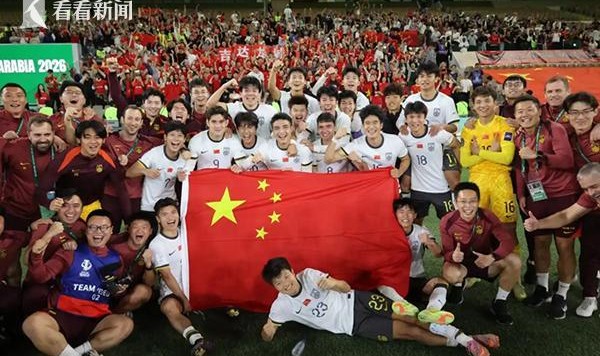 半岛体育官网-U23国足晋级赛后狂欢 更衣室众人大跳胜利舞