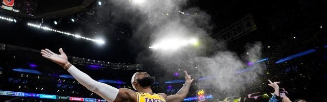 半岛体育官方-传奇！詹姆斯超越贾巴尔加冕NBA常规赛历史得分王