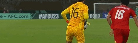 真出名了！李昊赛后获越南教练摸头点赞：越南球迷呼吁给他立碑