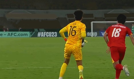 真出名了！李昊赛后获越南教练摸头点赞：越南球迷呼吁给他立碑